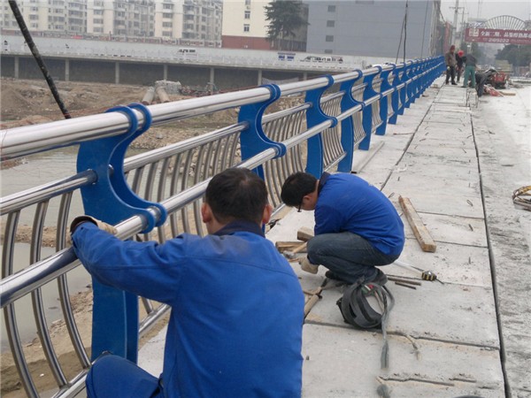 定安不锈钢桥梁护栏除锈维护的重要性及其方法
