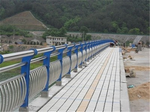 定安不锈钢桥梁护栏的特性及其在现代建筑中的应用